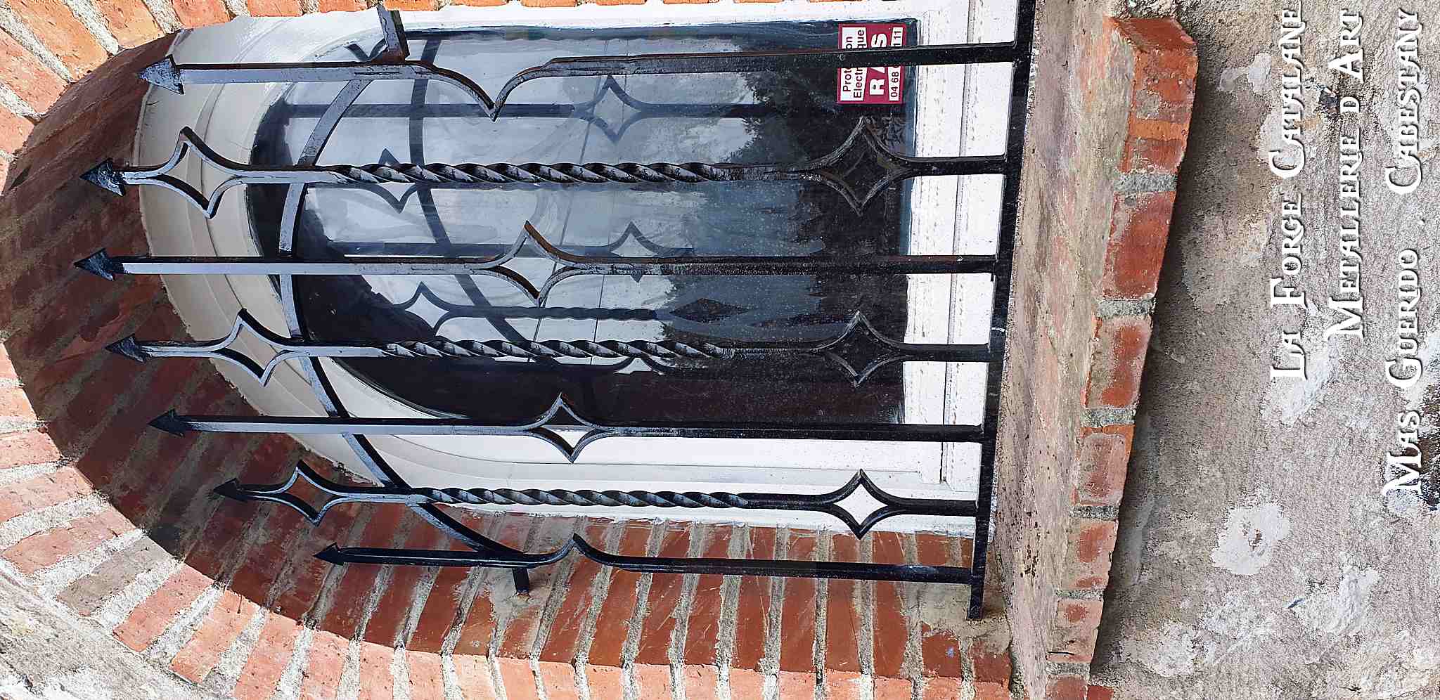 grille de protection fixe baraudage torsade et etoiles forge catalane.jpg